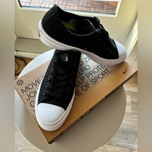 Brand new never worn converse - chuck taylor 2's